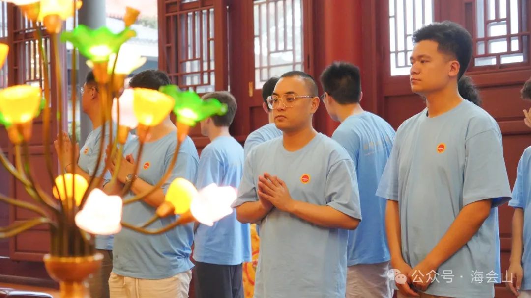 Los participantes dando homenajes a los budas