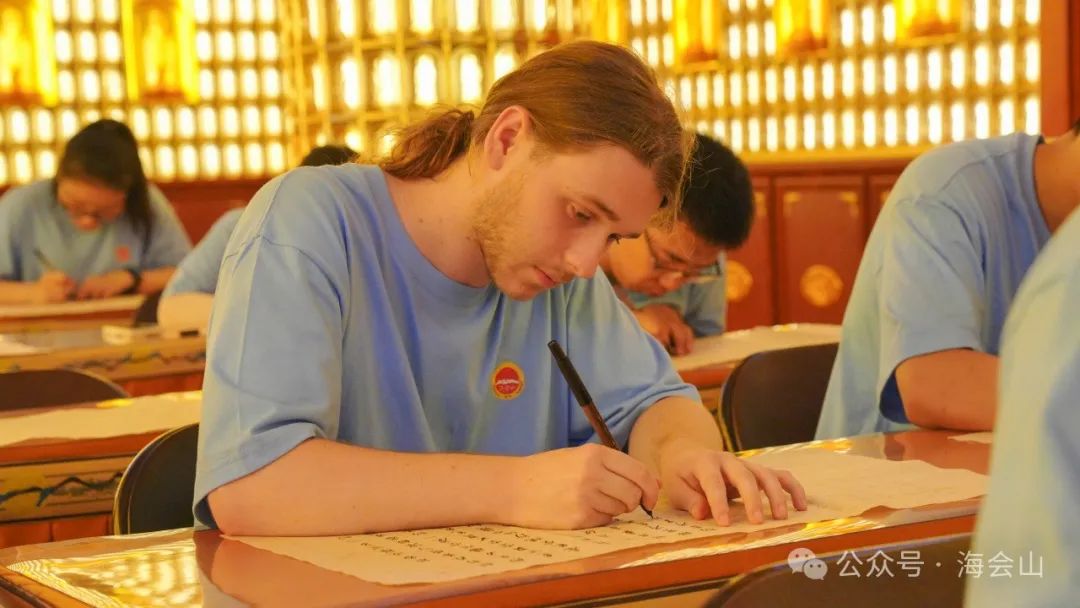 Participante copiando sutras con un bolígrafo con punta de pincel